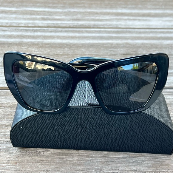 Prada frames feature a Cat Eye shape perfect for round or oval shaped faces. - Picture 10 of 12